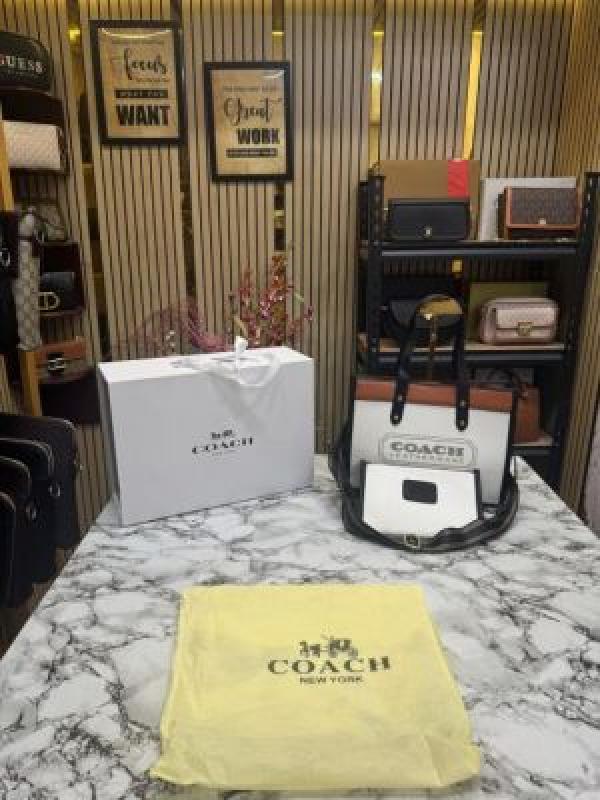 COAC H FIELD TOTE PREMIUM QUALITY BAG WITH OG MAGNETIC BOX DUST BAG