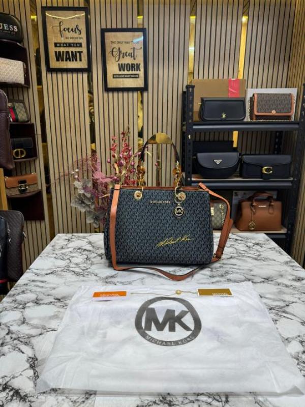 Michael Kors Cynthia Signature Satchel Bag With Dust Bag (Black)