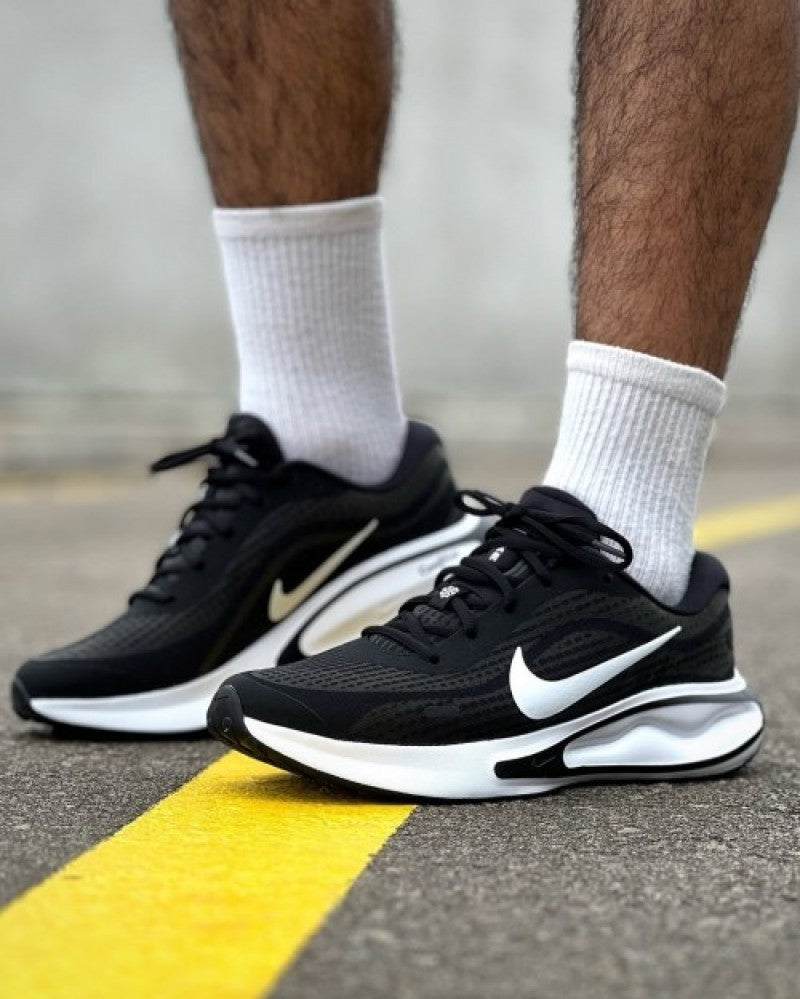 Nik.e Journey Run White Black 230