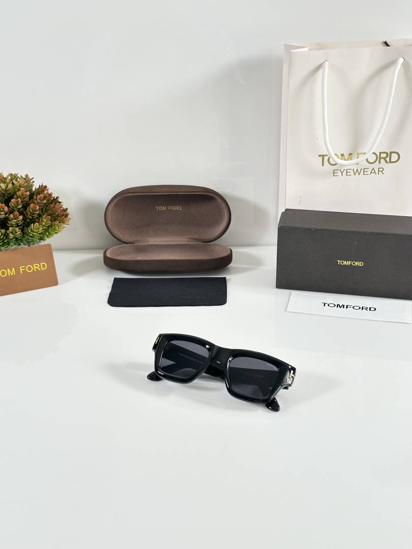 Tomford 184 Black