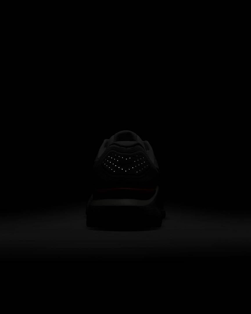 ....Nik.e Structure 26 White Red