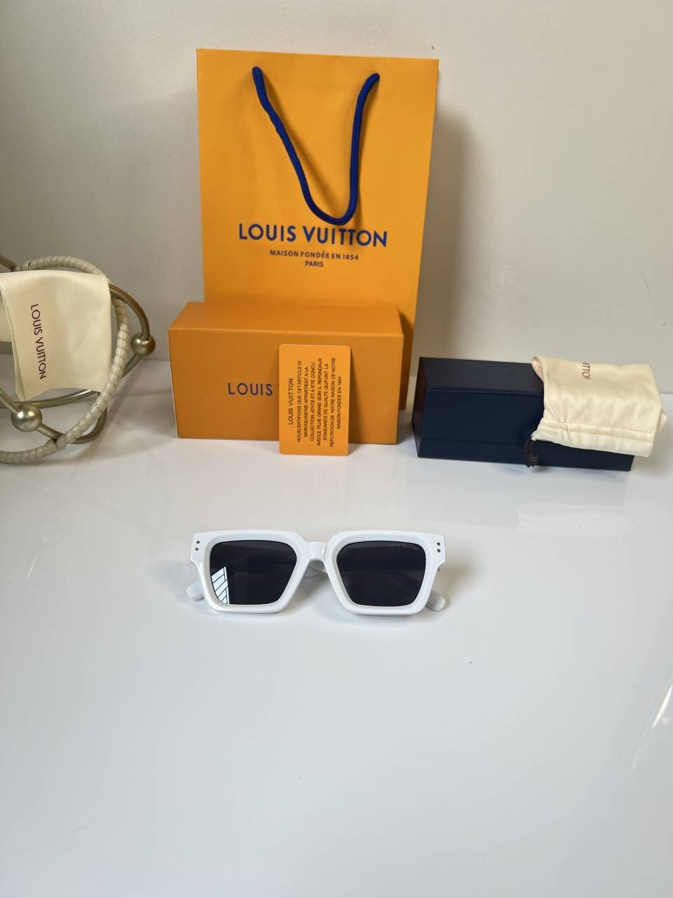 Louis vuittion 98170 white