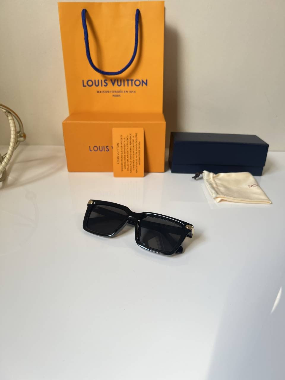 Louis Vuittion 2420 black