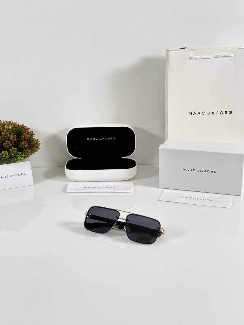Marc Jacobs 387 Gold Black