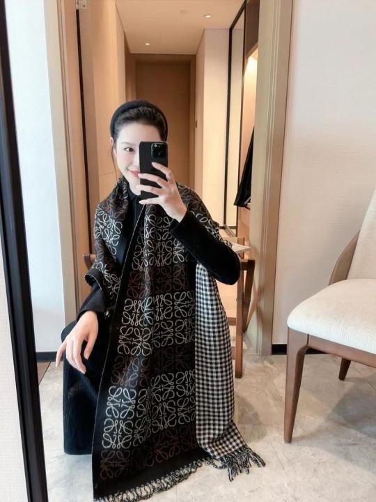 Loewe LO5 Woollen Scarf With Plain ZipLock Bag