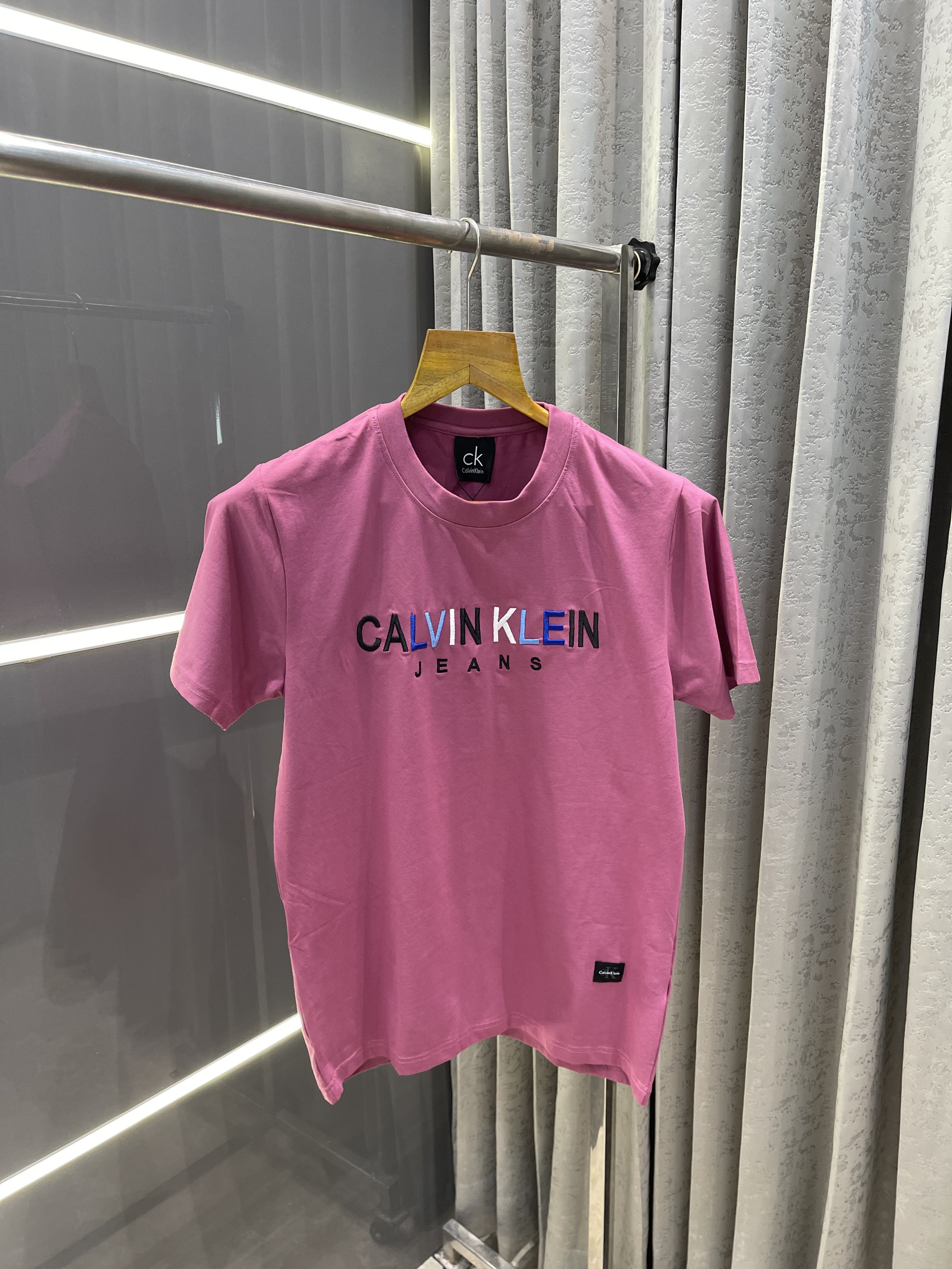 CALVIN KLEI.N PINK EMBROIDERY PRINT PREMIUM T-SHIRT