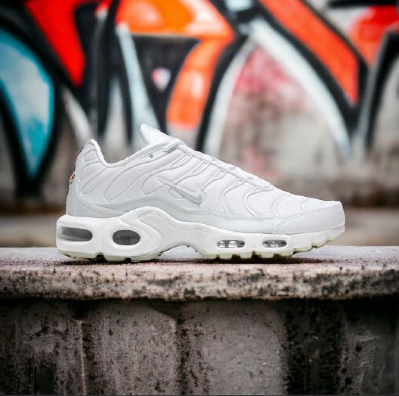 nikeee Airmax plus white