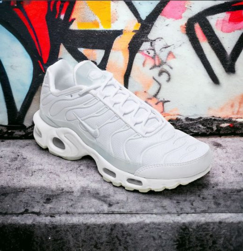 nikeee Airmax plus white