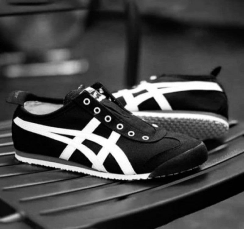 ONITSUKA TIGER BLACK WHITE SLIP ON