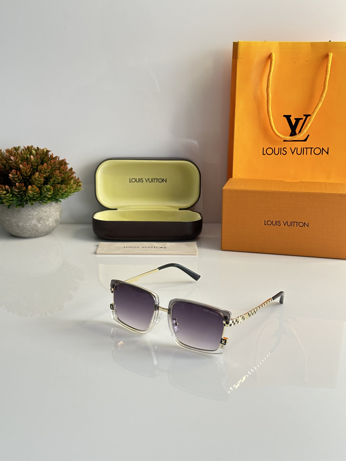 Louis Vuitton 7295 Gold Black DC