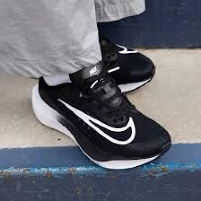 Nikee Zoom Fly Black White