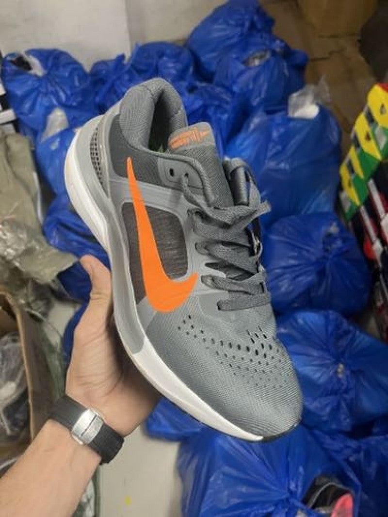 Nikee Zoom Vomero 15 Gray