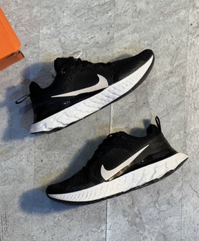 react infinity run white black sale