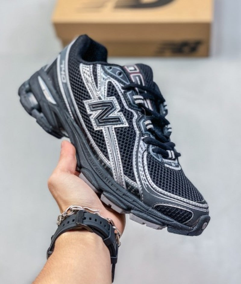New Balance 740 Black