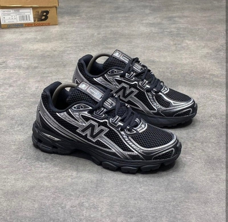 New Balance 740 Black