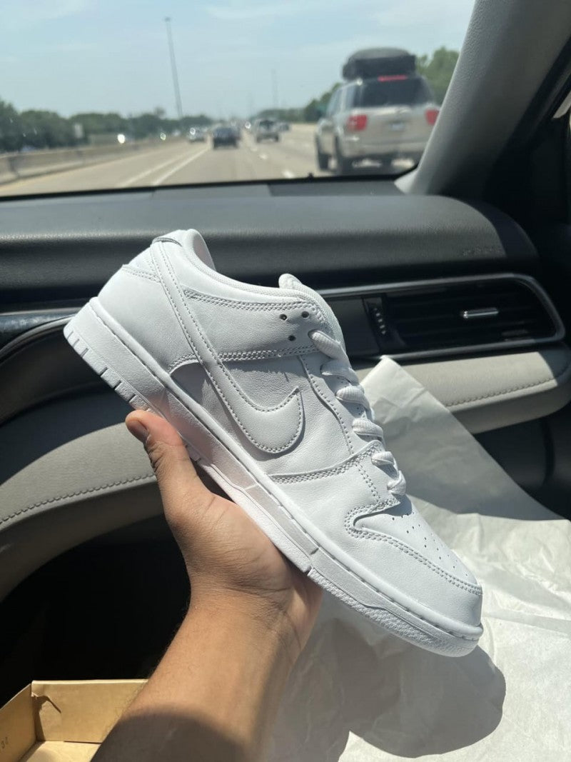 Nikee SB Dunk Low Triple White