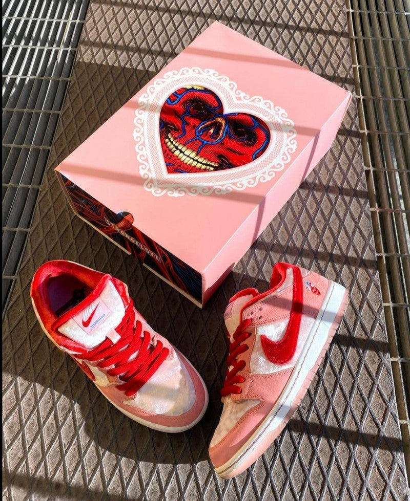 NIK SB DUNK LOW STRANGE LOVE