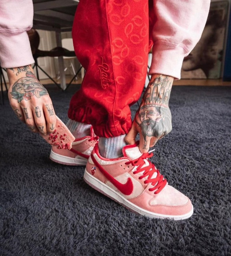 NIK SB DUNK LOW STRANGE LOVE