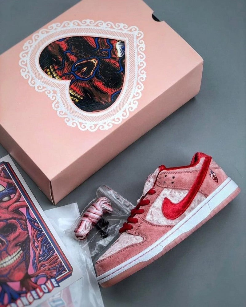 NIK SB DUNK LOW STRANGE LOVE