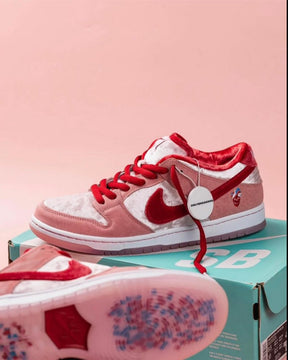 NIK SB DUNK LOW STRANGE LOVE