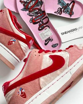 NIK SB DUNK LOW STRANGE LOVE