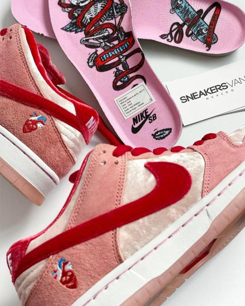NIK SB DUNK LOW STRANGE LOVE