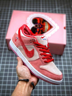 NIIKE SB DUNK LOW STRANGE LOVE