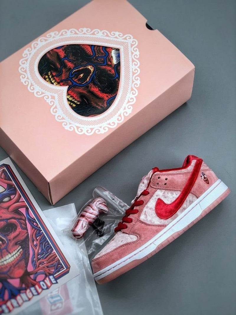 NIIKE SB DUNK LOW STRANGE LOVE