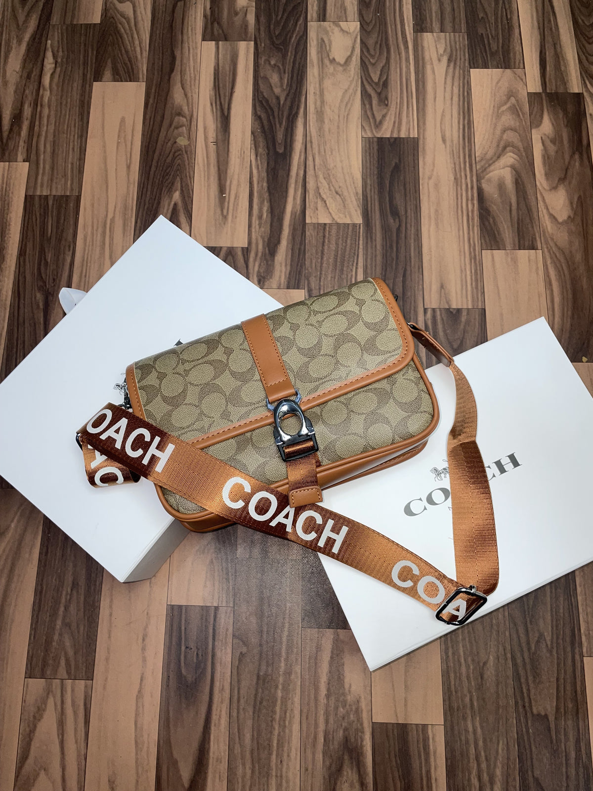 Coac  h league messenger bag in signature With folding box 259