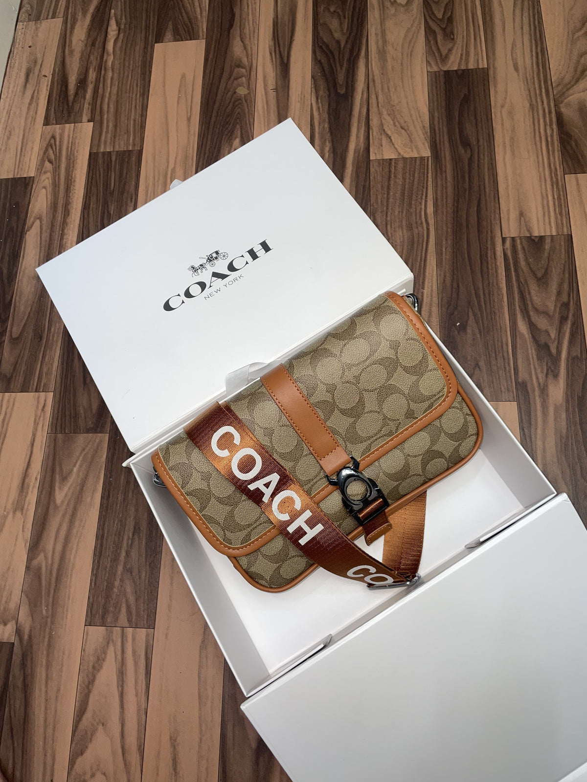 Coac  h league messenger bag in signature With folding box 259