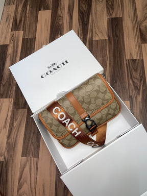 Coac  h league messenger bag in signature With folding box 259