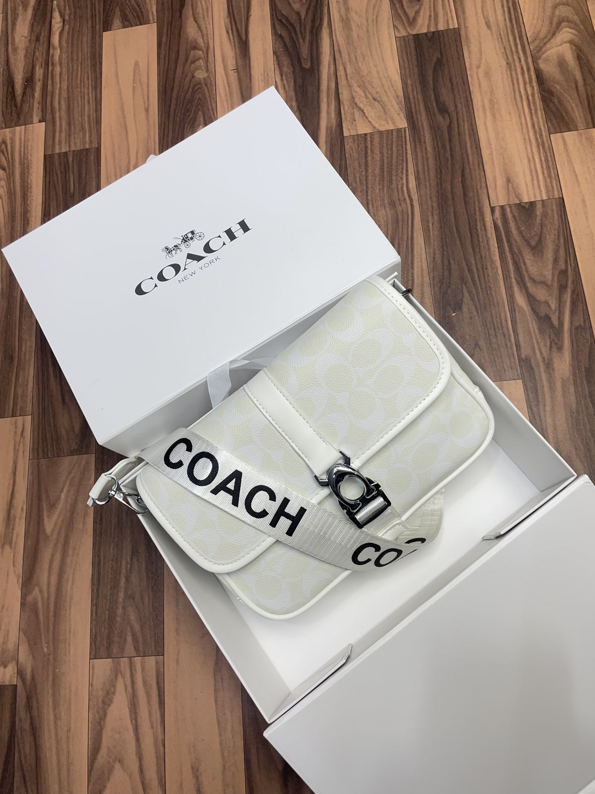 Coac  h league messenger bag in signature With folding box 260