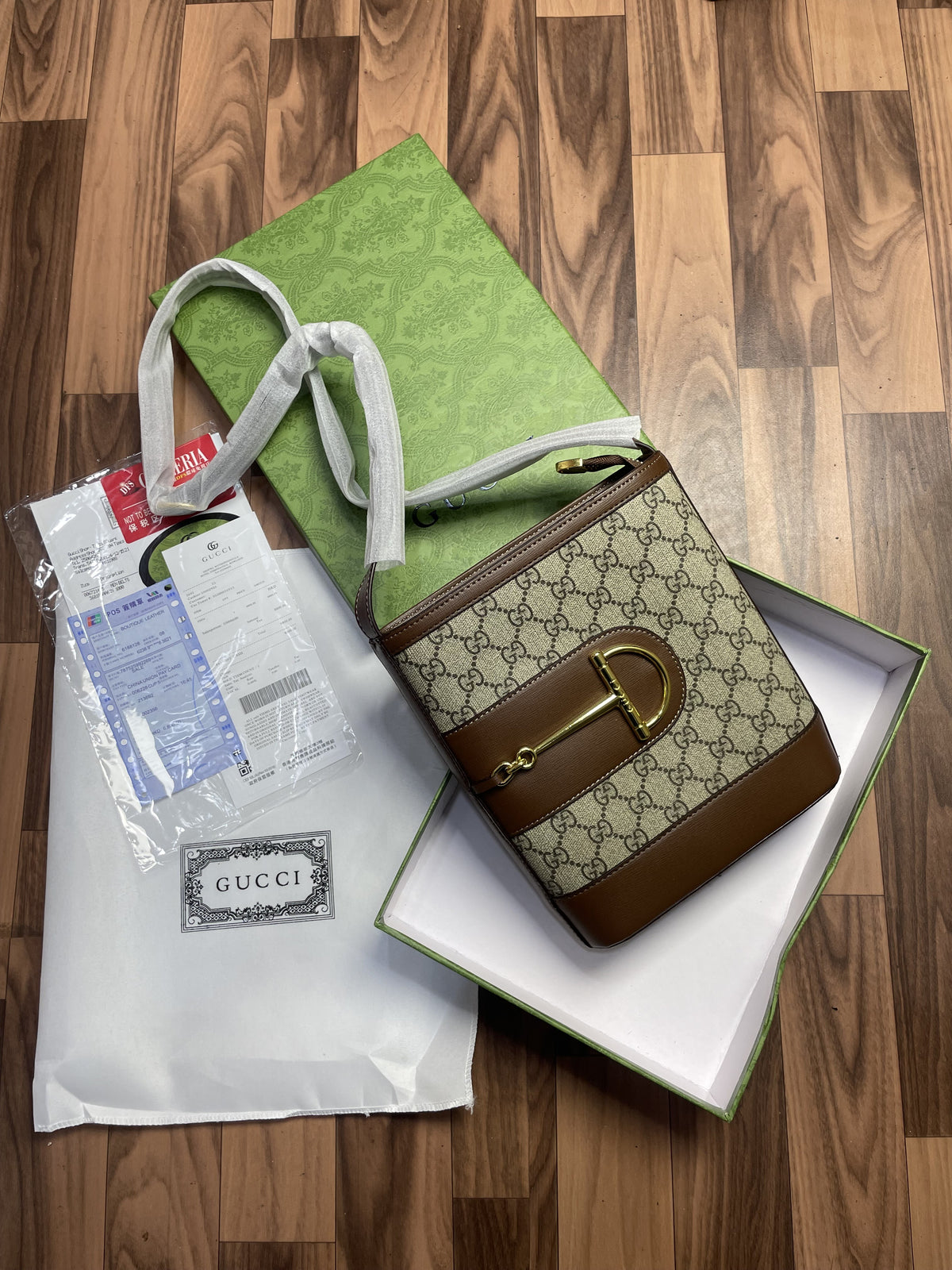 Gucc  i 73 unisex sidebody bag with og box 311