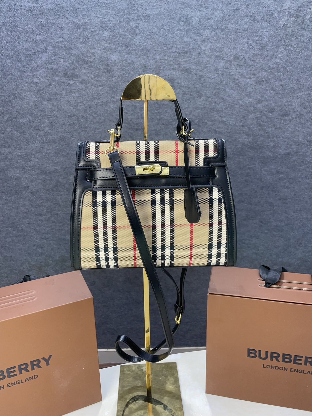 Burberr  y Title hand bag with folding box 323