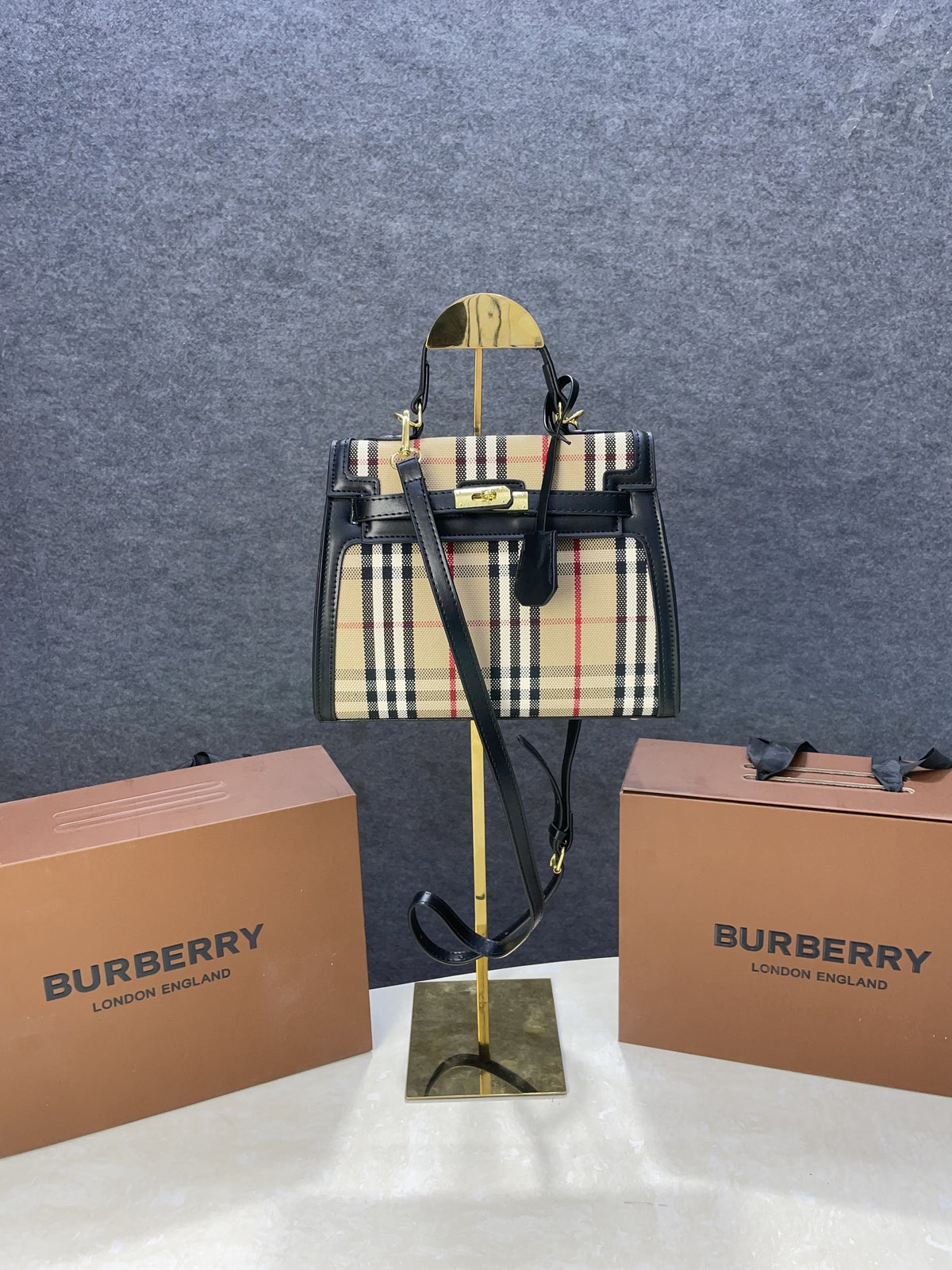 Burberr  y Title hand bag with folding box 323
