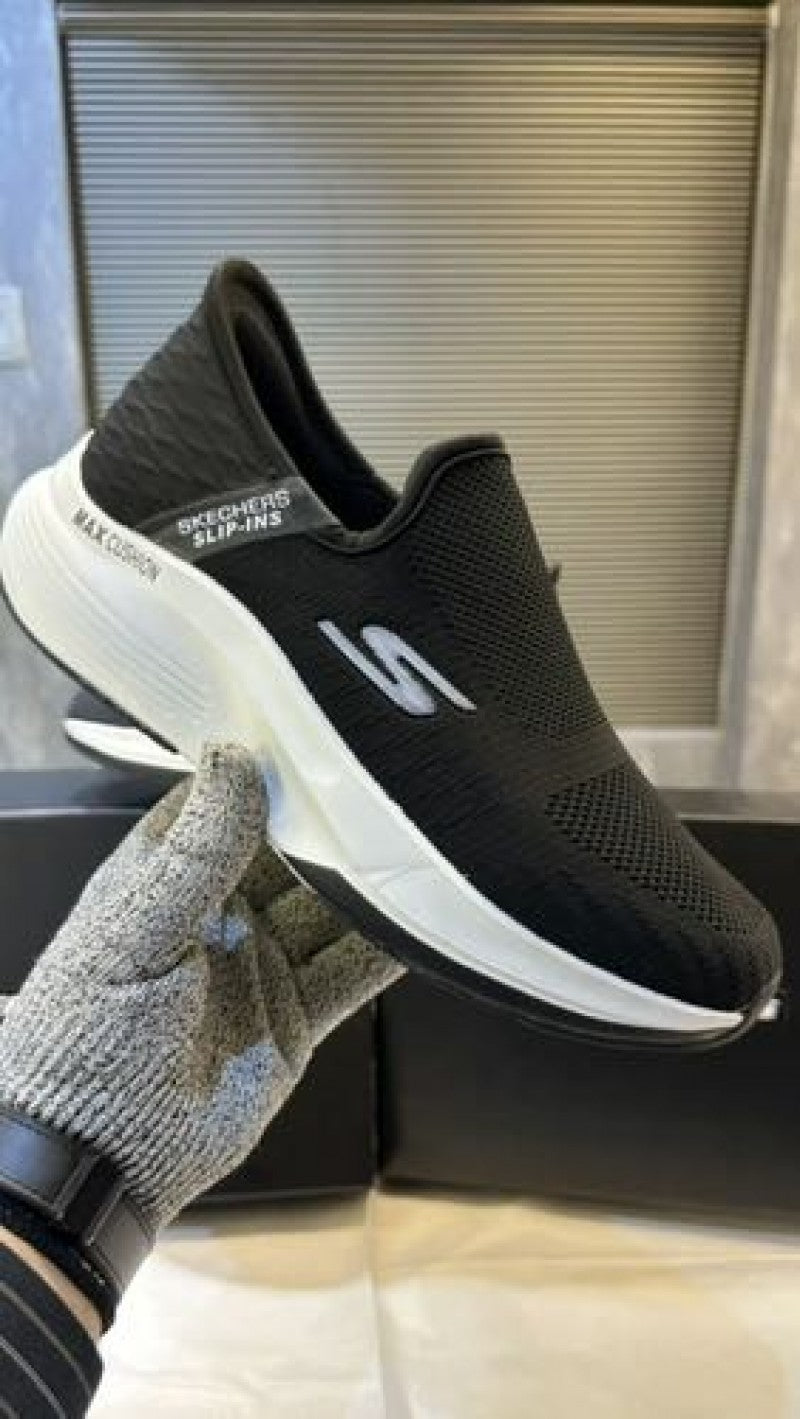 SKECHERS SLIP INS MAX CUSHIONING SUSPENSION Black white