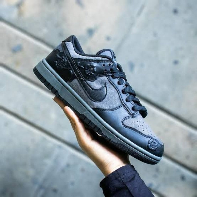 nikkee dunk low black roses