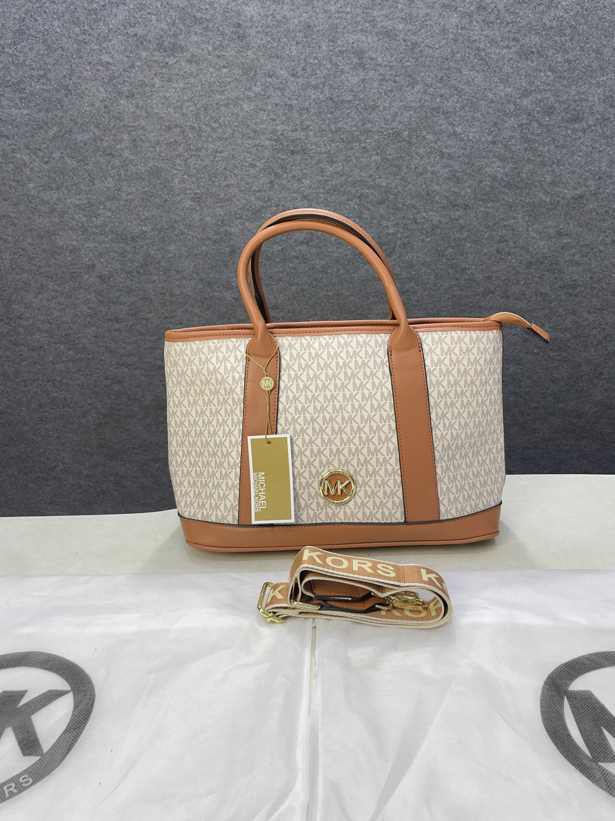 Michael  kors luisa Medium Logo with dust bag 353