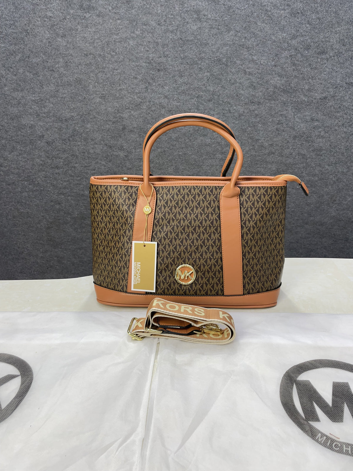 Michael  kors luisa Medium Logo with dust bag 354