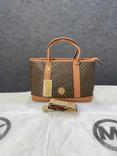Michael  kors luisa Medium Logo with dust bag 354