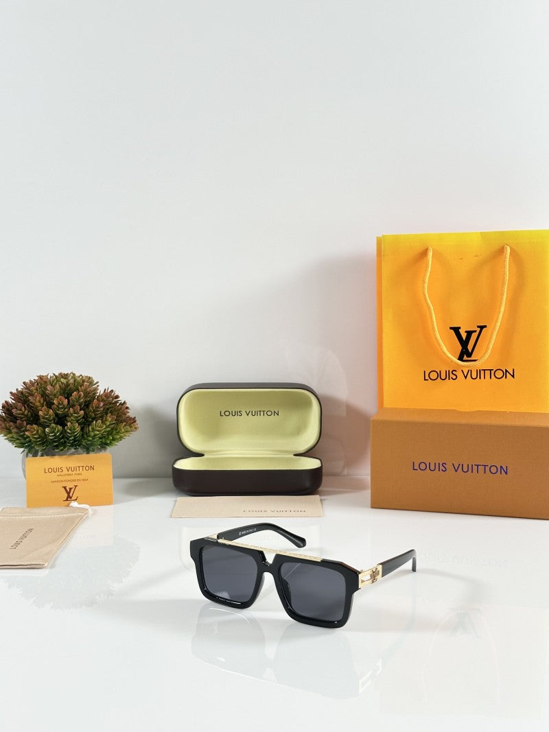 Louis Vuitton 121 Gold Black