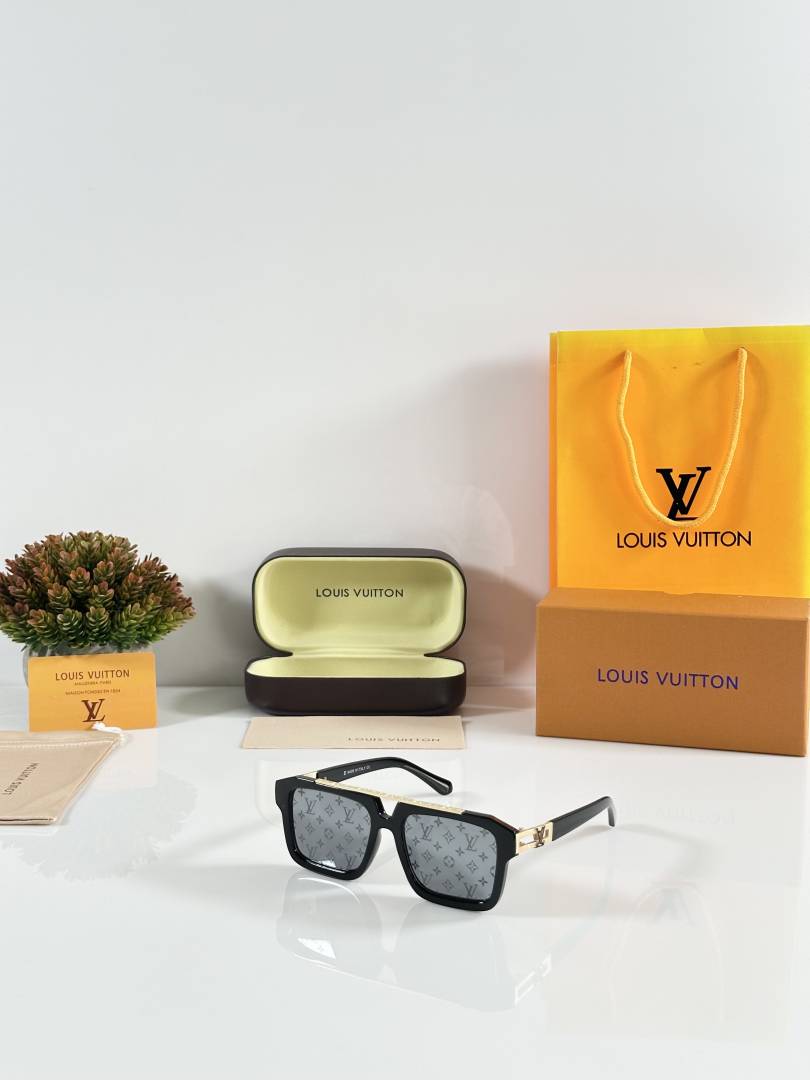 Louis Vuitton 121 Printed Gold Black