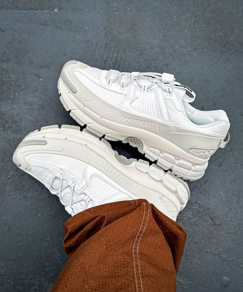 Nikee Zoom Vomero 5 Roam Light Bone