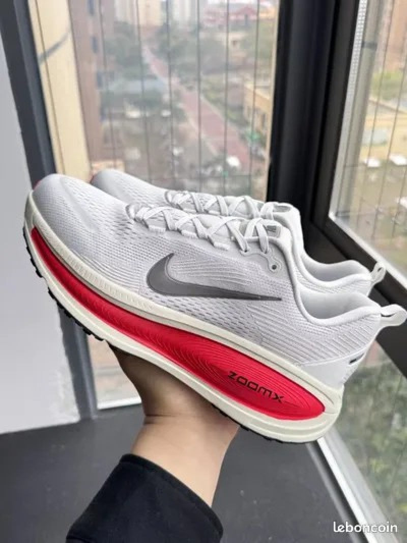 Nikee Zoom Vomero 18 "Platinum Siren Red" #640