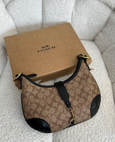 Coach  hamptons  hobo  bag  with  og  box(apricot  black)