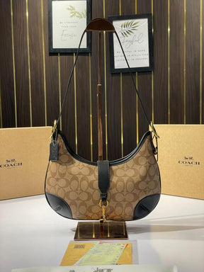 Coach  hamptons  hobo  bag  with  og  box(apricot  black)