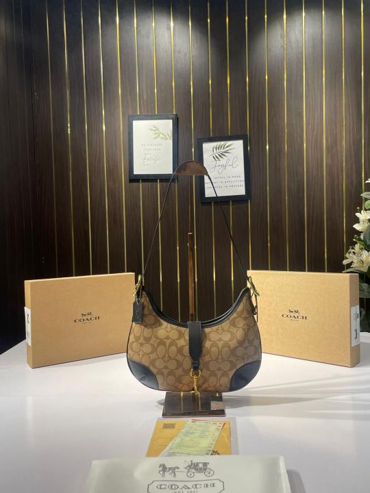 Coach  hamptons  hobo  bag  with  og  box(apricot  black)