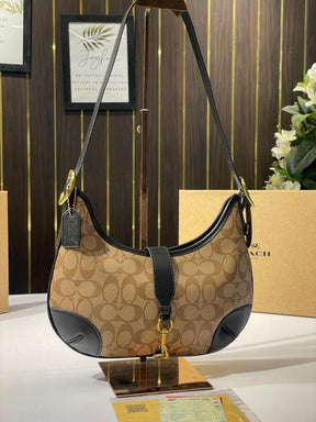 Coach  hamptons  hobo  bag  with  og  box(apricot  black)