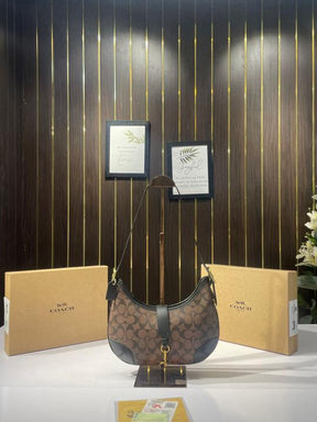 Coach  hamptons  hobo  bag  with  og  box(coffe)