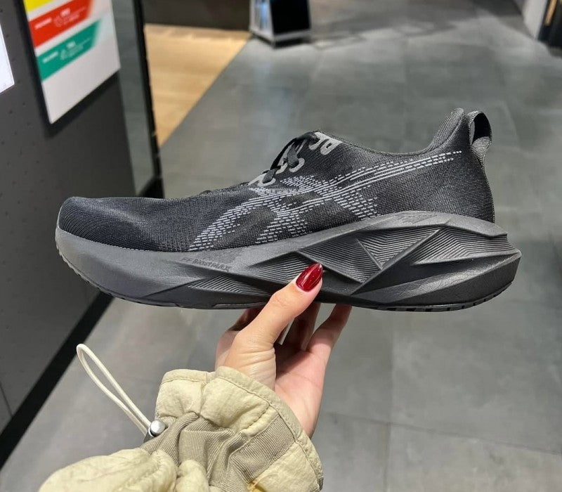 asicss NovaBlast 5 triple Black